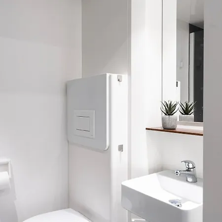 Loft With Balcony And Full Kitchen Near Hotspot Apartment