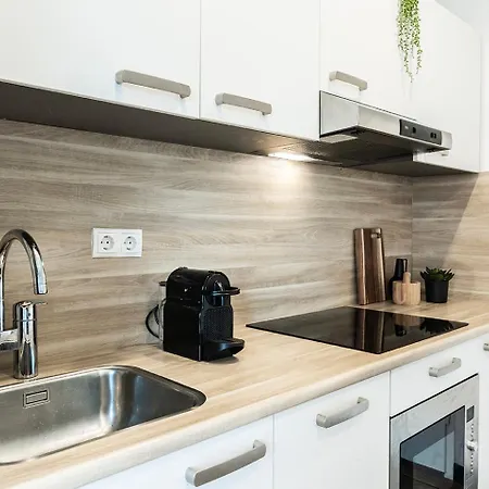 With Balcony And Full Kitchen Near Hotspot דירה