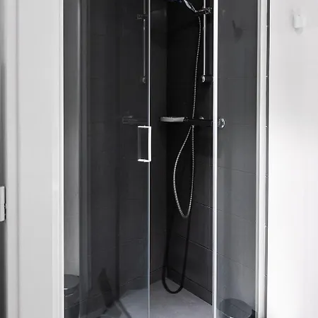 דירה With Balcony And Full Kitchen Near Hotspot