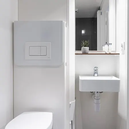 With Balcony And Full Kitchen Near Hotspot * טילבורג
