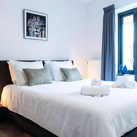 Loft With Balcony And Full Kitchen Near Hotspot Apartment