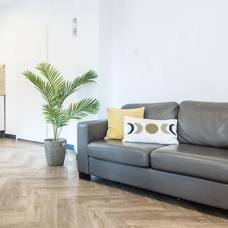 With Balcony And Full Kitchen Near Hotspot *