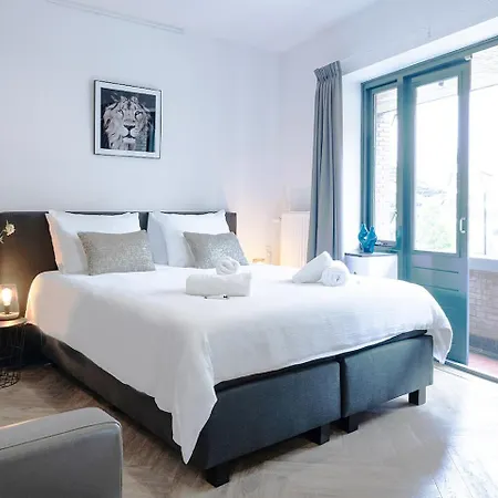 With Balcony And Full Kitchen Near Hotspot *