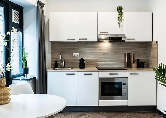 With Balcony And Full Kitchen Near Hotspot