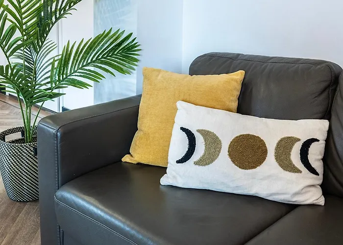 With Balcony And Full Kitchen Near Hotspot Διαμέρισμα