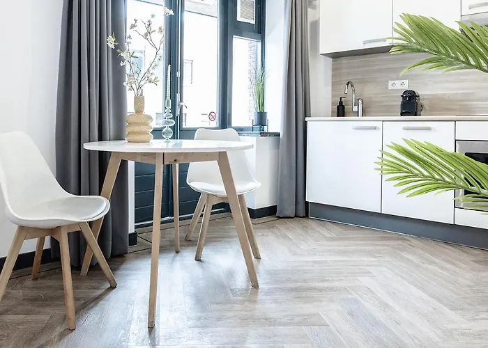 With Balcony And Full Kitchen Near Hotspot Appartamento