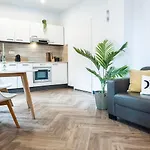 דירה With Balcony And Full Kitchen Near Hotspot *