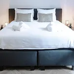 With Balcony And Full Kitchen Near Hotspot דירה *