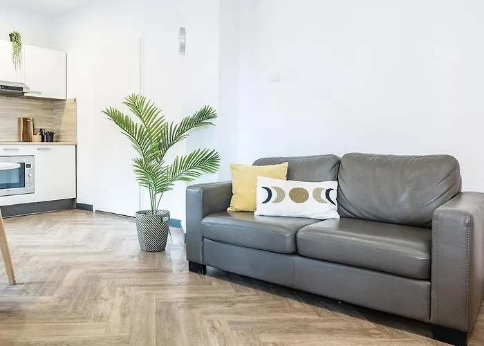 With Balcony And Full Kitchen Near Hotspot *