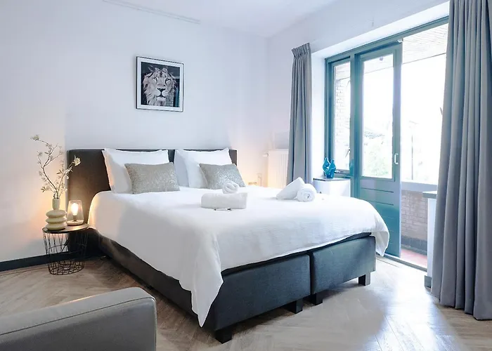 With Balcony And Full Kitchen Near Hotspot *